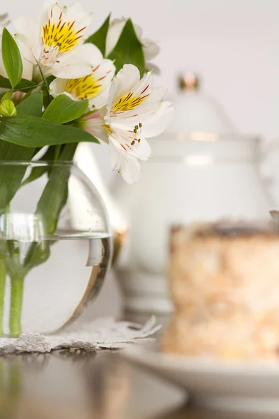 Flor delicada em vaso de vidro na mesa de madeira — Fotografia de Stock
