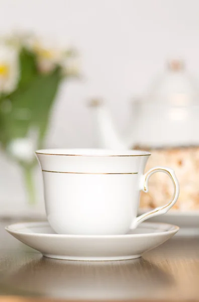 Чашка Чаю Чайника Столі Квітами Вазі — стокове фото