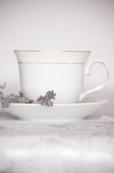 テーブルの上のラベンダーの花とお茶のカップ — ストック写真