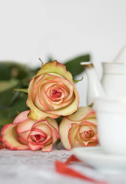 Krásné Růže Čajový Set Popředí — Stock fotografie