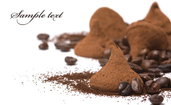 Шоколадные Трюфели Кофейные Бобы Какао Изолированные Ovtr Белый — стоковое фото