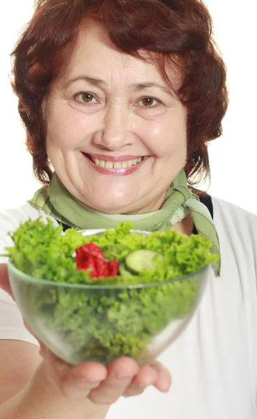 Mujer madura con ensalada fresca — Foto de Stock