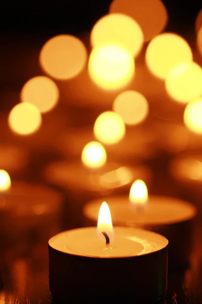 Много горящих свечей — стоковое фото