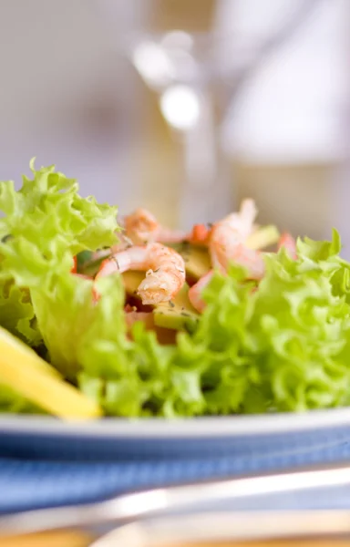 Karides ve avokado salatası. — Stok fotoğraf