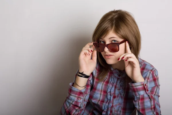 Attractive girl in sunglasses — Stock Photo, Image