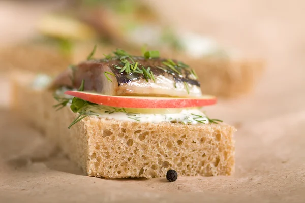 Сэндвич с сельдью — стоковое фото