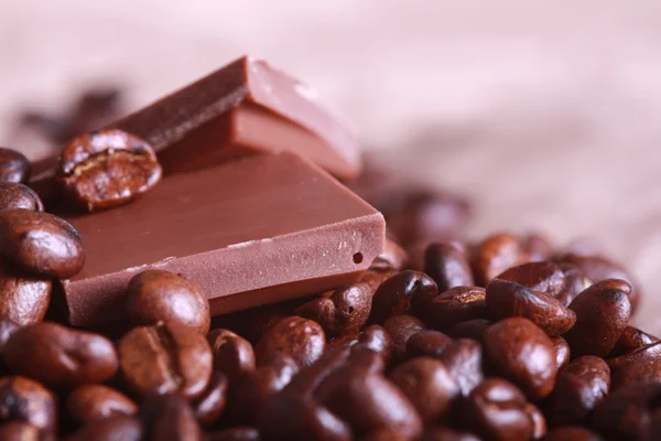 Koffiebonen en melkchocolade — Stockfoto
