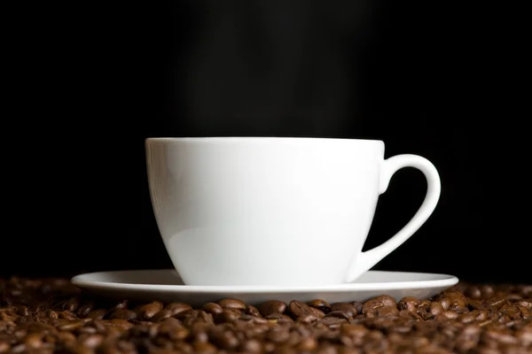 Bílý šálek s horkou kávou — Stock fotografie