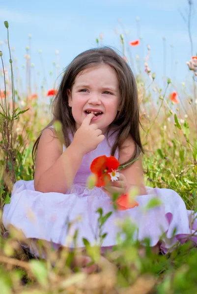 Haşhaş Tarlasında Tatlı Bir Kız Çocuğu — Stok fotoğraf