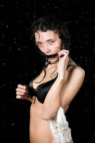 湿的女孩在雨中 — 图库照片