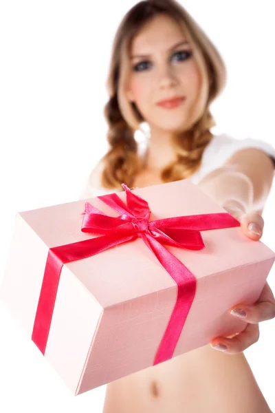 Девушка с подарком — стоковое фото
