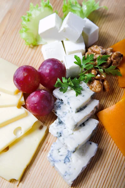 Käse und Beeren — Stockfoto