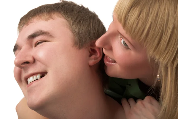 幸せな若いカップルの抱擁 — ストック写真