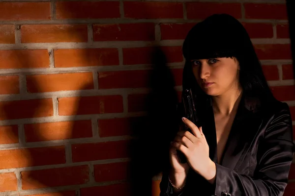 Kvinna med hand pistol — Stockfoto
