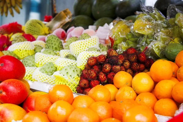 Διάφορα Τροπικά Φρούτα Στη Λαϊκή Αγορά — Φωτογραφία Αρχείου