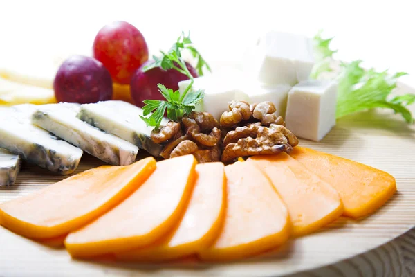 Käse Und Beeren Auf Dem Küchentisch — Stockfoto