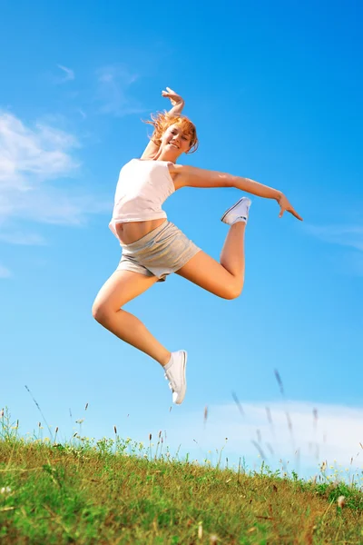 Mutlu Genç Kız Güneşli Çayır Üzerinde Atlama — Stok fotoğraf