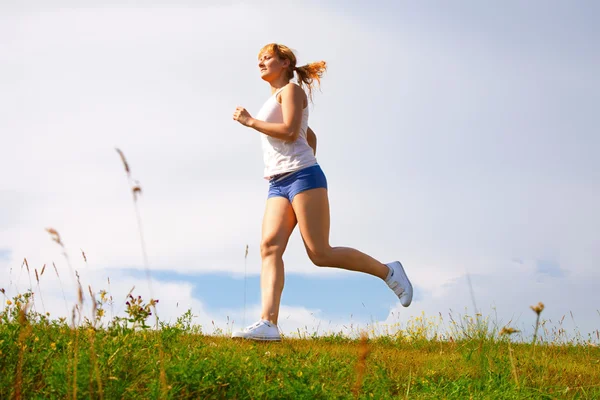 Šťastná Dívka Běží Slunné Louce — Stock fotografie