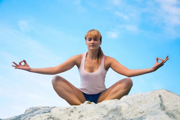 Обучение девочек йоге — стоковое фото