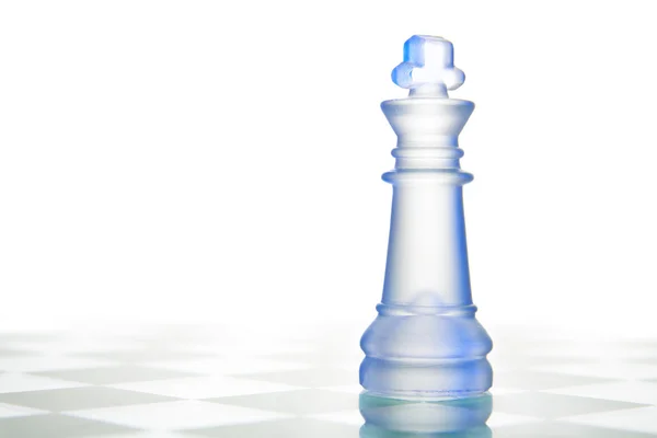 在棋枰上透明的玻璃国际象棋皇后 — 图库照片