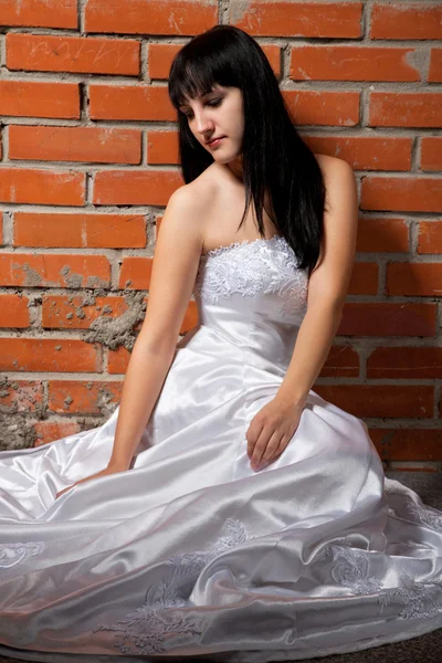 レンガ壁の背景に分離された美しさの花嫁 — ストック写真