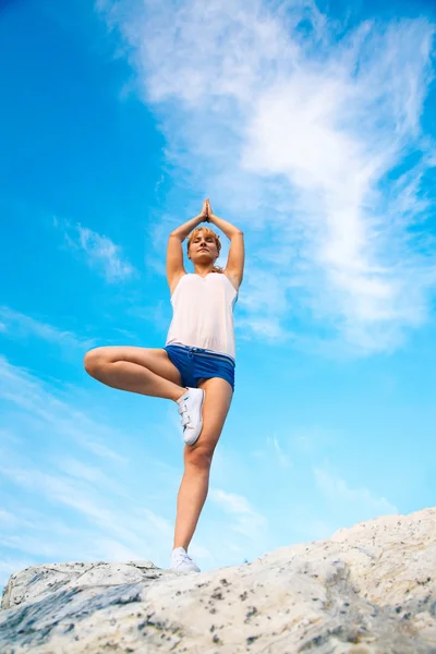 Young Happy Girl Training Yoga Sunny Meadow — Stock Photo, Image