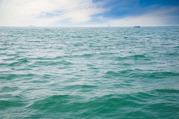 Havet Och Blå Himmel Med Vita Moln — Stockfoto