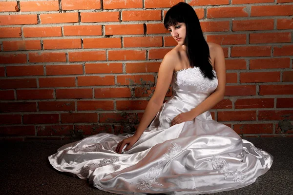 隔离砖背景墙上的美丽新娘 — 图库照片