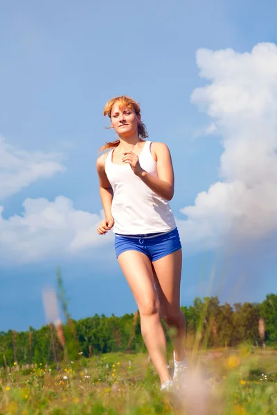 Šťastná Dívka Běží Slunné Louce — Stock fotografie