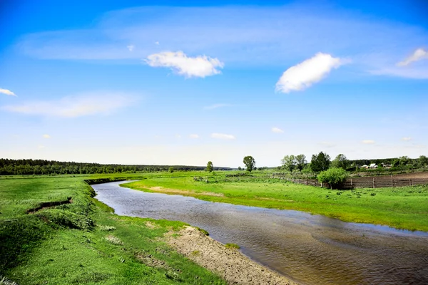 Sommar Landskap Med Flod Och Mulen Himmel — Stockfoto