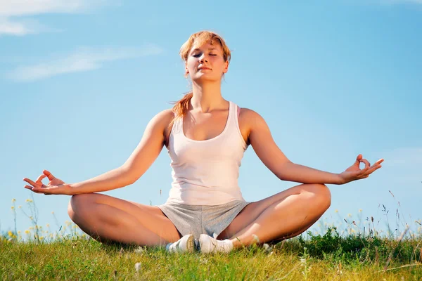 Young Happy Girl Training Yoga Sunny Meadow — Stock Photo, Image
