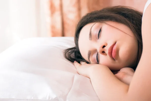 Jonge Schoonheid Meisje Slaapt Het Bed — Stockfoto