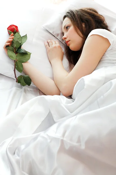 Młoda Piękna Dziewczyna Leży Łóżku — Zdjęcie stockowe