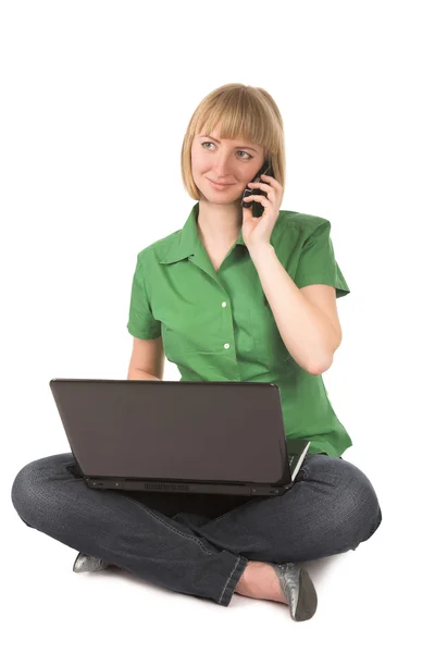 Vrouw met cellphone en laptop — Stockfoto