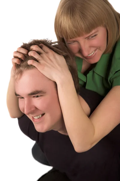 Glückliches junges Paar umarmt — Stockfoto