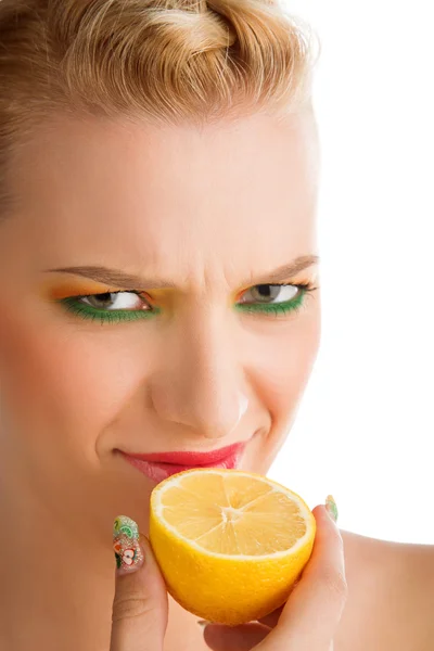 Frau mit Zitrone — Stockfoto