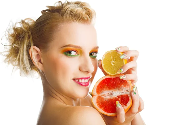 Женщина с грейпфрутом — стоковое фото