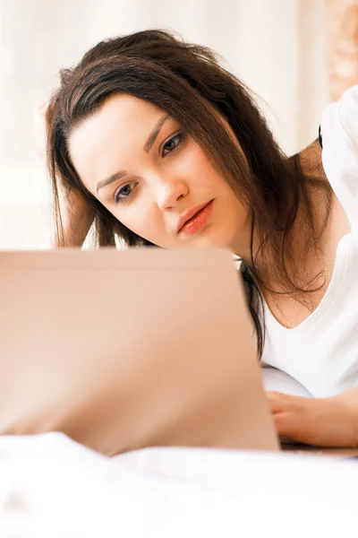 Ragazza con computer portatile — Foto Stock