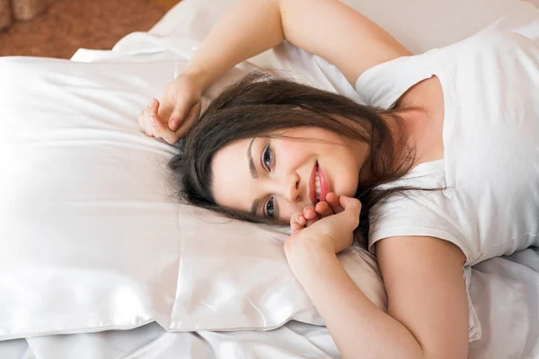 Meisje in het bed — Stockfoto