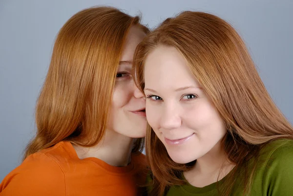 Portrait de deux jeunes femmes — Photo