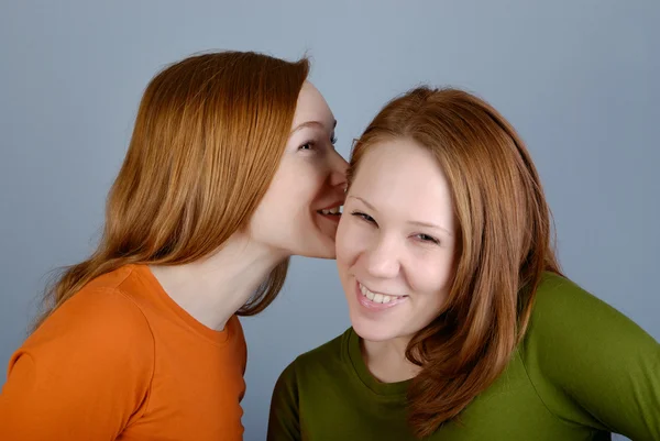 Portret van twee jonge vrouw — Stockfoto