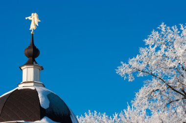 Kilise üst boru ile melek