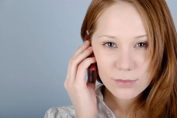 Üzleti fiatal nő beszél a telefonon — Stock Fotó