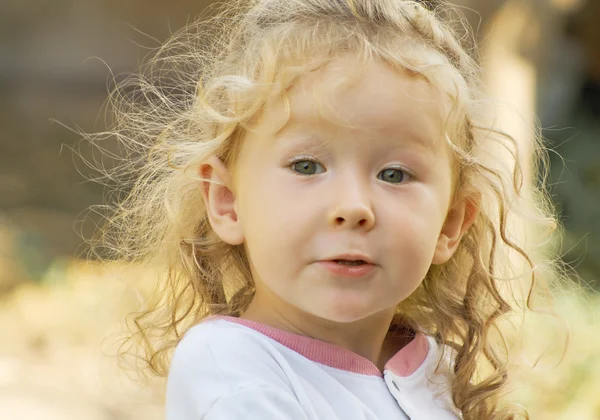 Μικρό κορίτσι με σγουρά μαλλιά — Φωτογραφία Αρχείου