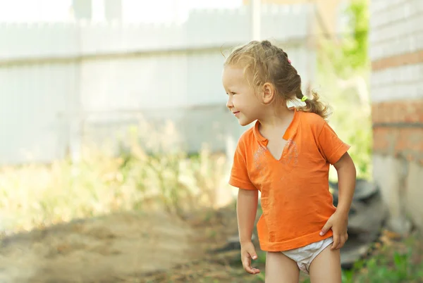 Портрет маленькая девочка, которая ходит во дворе — стоковое фото