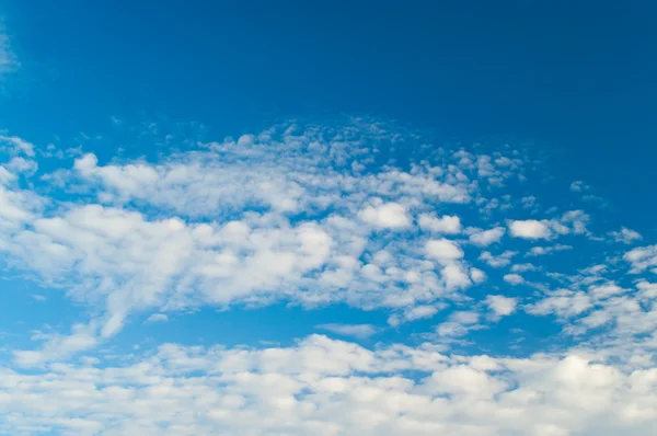 Hermoso Cielo Con Muchas Nubes Fondo Escénico Muy Brillante —  Fotos de Stock