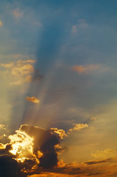Вечернее небо и яркое солнце — стоковое фото