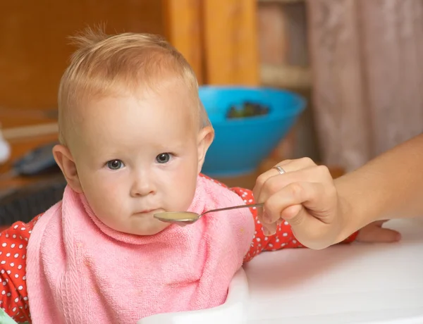 Barnmat med en sked — Stockfoto