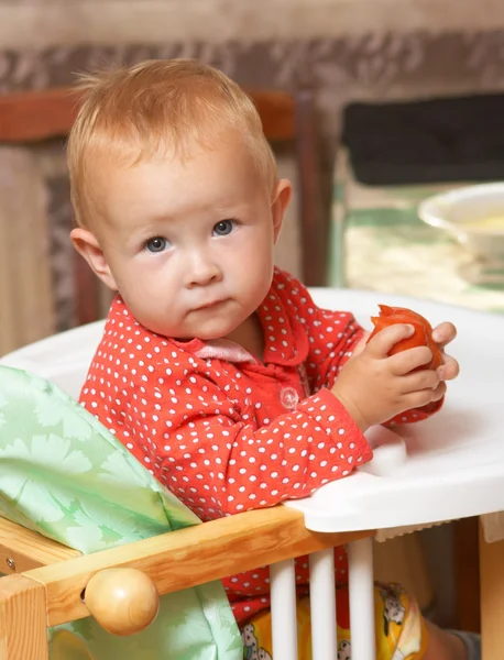 Kid eats a tomato — Stock Photo, Image