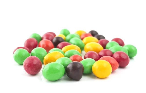 Таблетки с арахисом, покрытые разноцветной глазурью — стоковое фото